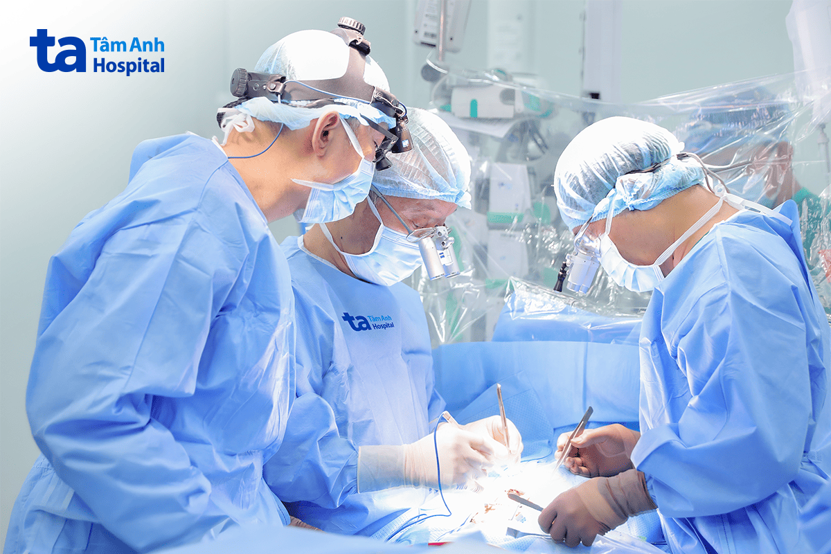 bs và êkíp phẫu thuật sửa dị tật tim cho bé ngọc