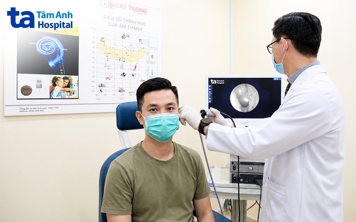 BS Xuân Nguyên nội soi tai cho bệnh nhân