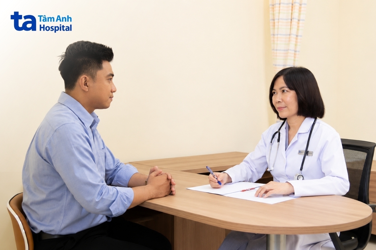 bs.cki nguyễn thị loan đang tư vấn cho người bệnh