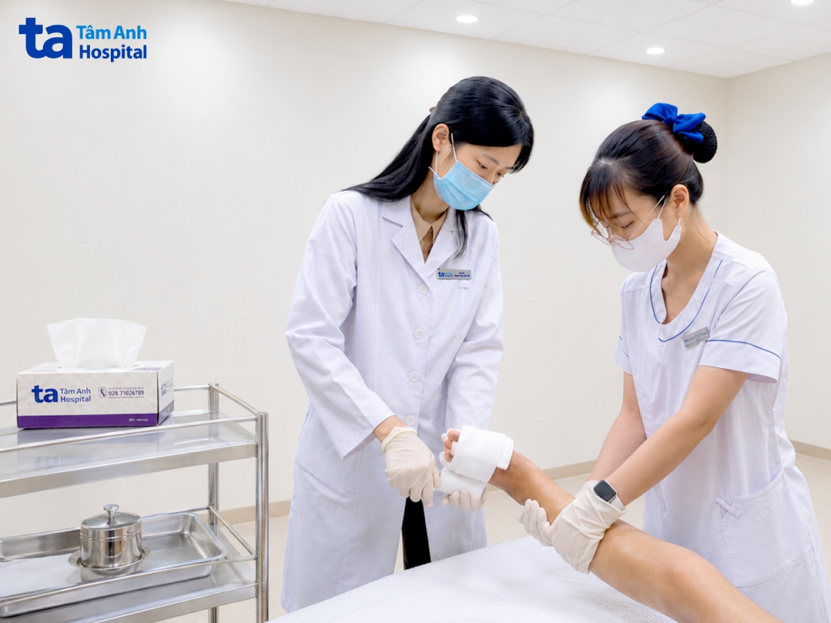 bs.cki phạm thị thu hà kiểm tra tình trạng vết thương của ông toàn sau khi cắt ngón