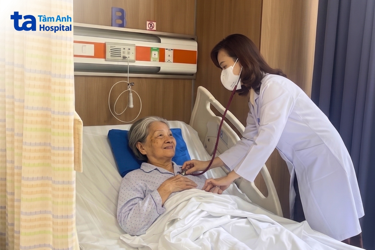 bs.cki tiền cẩm mai trâm đang khám cho khách hàng tại hệ thống bệnh viện đa khoa tâm anh tp.hcm