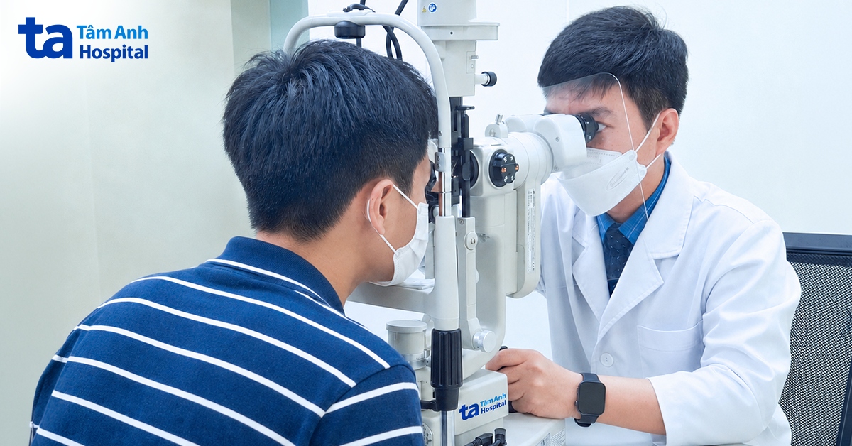 Ca phẫu thuật đưa hai mắt về đúng vị trí cho cậu bé lác bẩm sinh