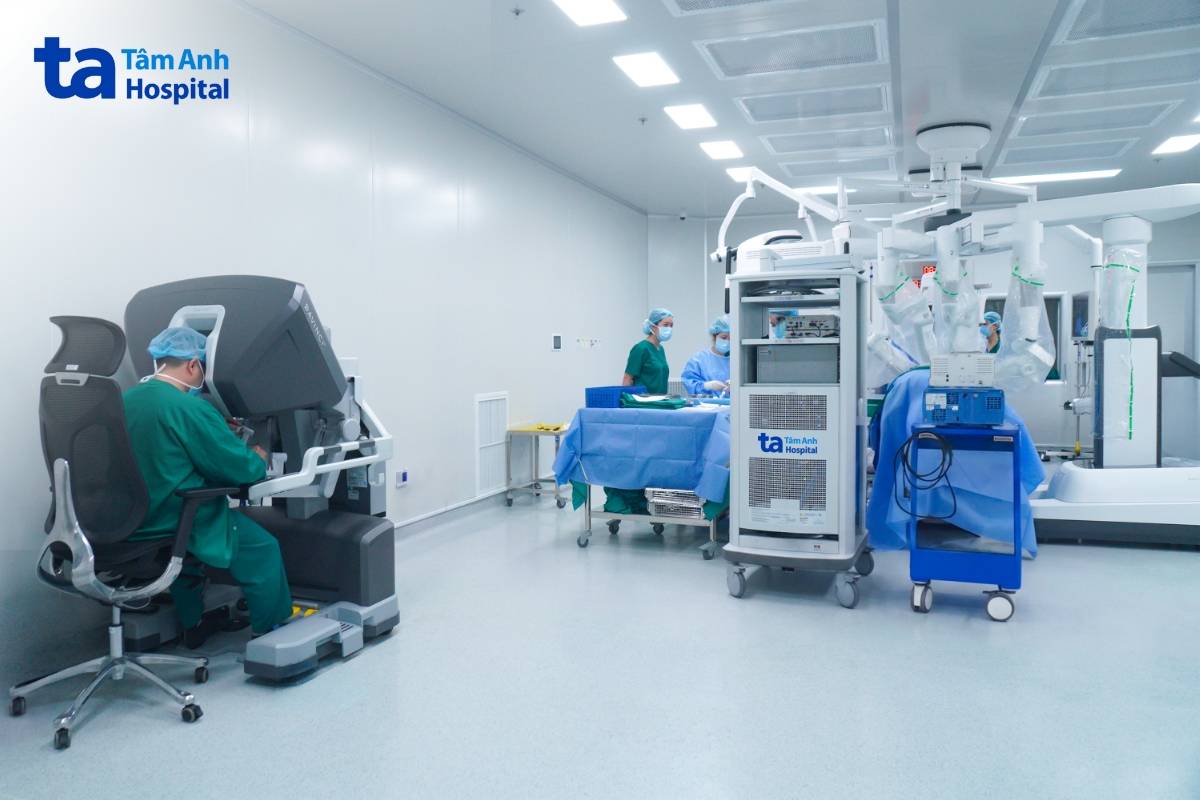 TS.BS Nguyễn Hoàng Đức - Trưởng khoa Tiết niệu, BVĐK Tâm Anh TP.HCM trong ca phẫu thuật robot cắt bàng quang tận gốc cho người bệnh ung thư bàng quang xâm lấn cơ