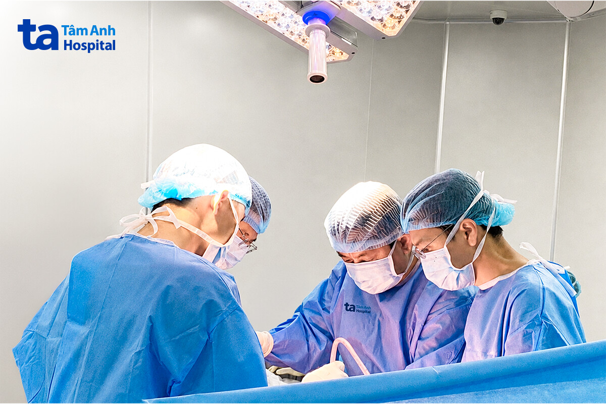 các bác sĩ thực hiện nắn chỉnh xương gãy cho người bệnh