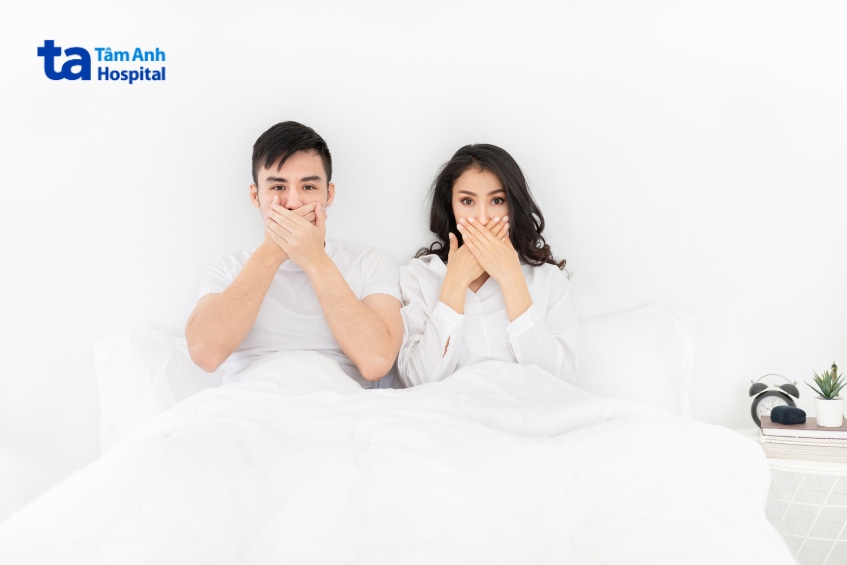 Cặp đôi lo lắng về nguy cơ lây nhiễm HPV khi thân mật.