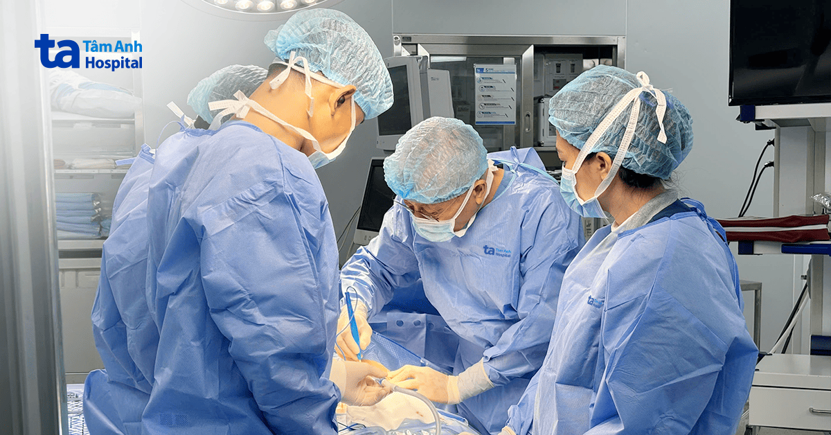 Cắt tử cung cứu người phụ nữ mắc cùng lúc ba bệnh phụ khoa