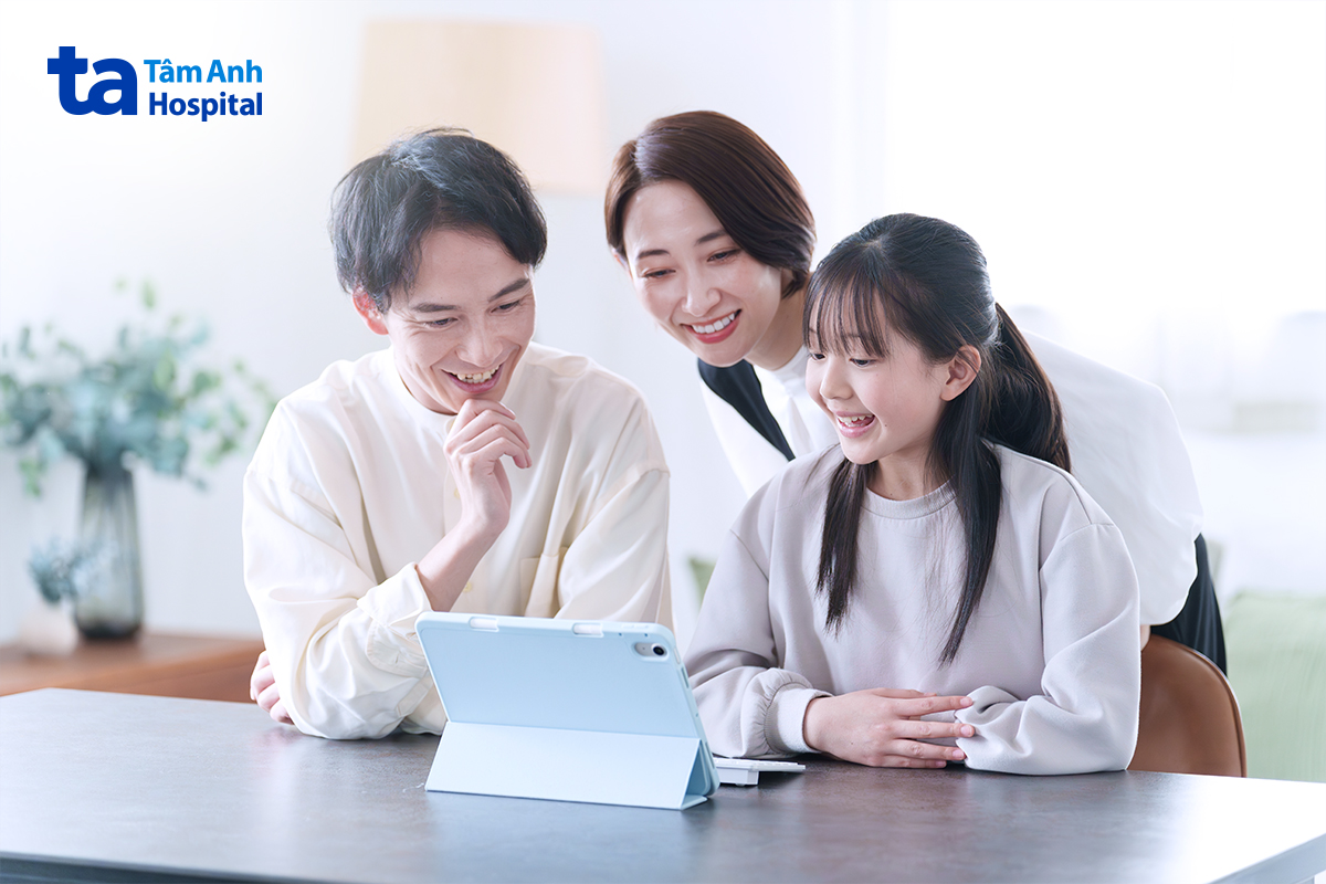 Cha mẹ trò chuyện và chia sẻ cùng con ở tuổi dậy thì