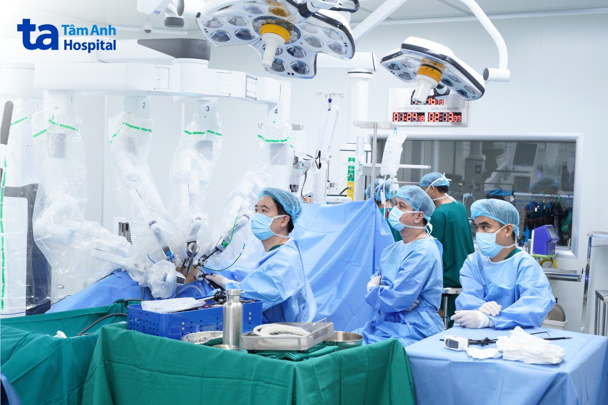 Chi phí phẫu thuật nội soi robot cắt bàng quang tận gốc phụ thuộc vào nhiều yếu tố, bao gồm thế hệ robot được sử dụng, vật tư tiêu hao, thời gian lưu viện, mức độ bảo hiểm chi trả,...