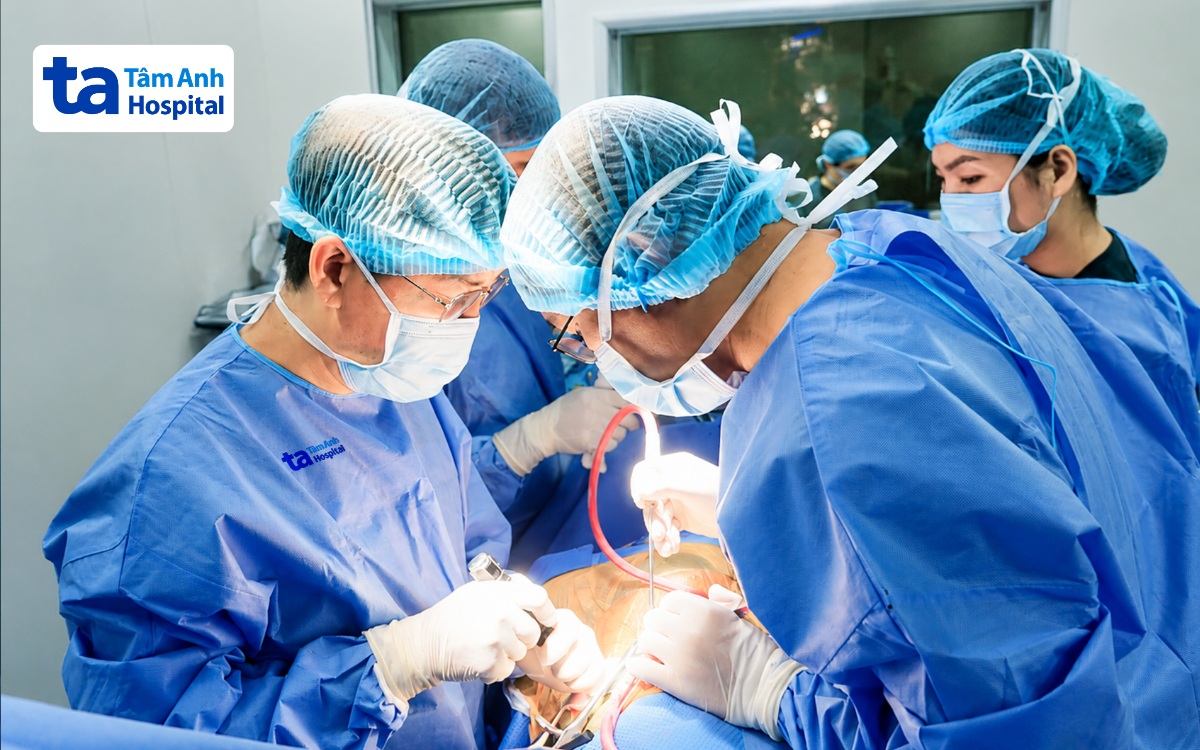 Bác sĩ Hiển nắn chỉnh cột sống cho người bệnh. Bác sĩ Hiển nắn chỉnh cột sống cho người bệnh.