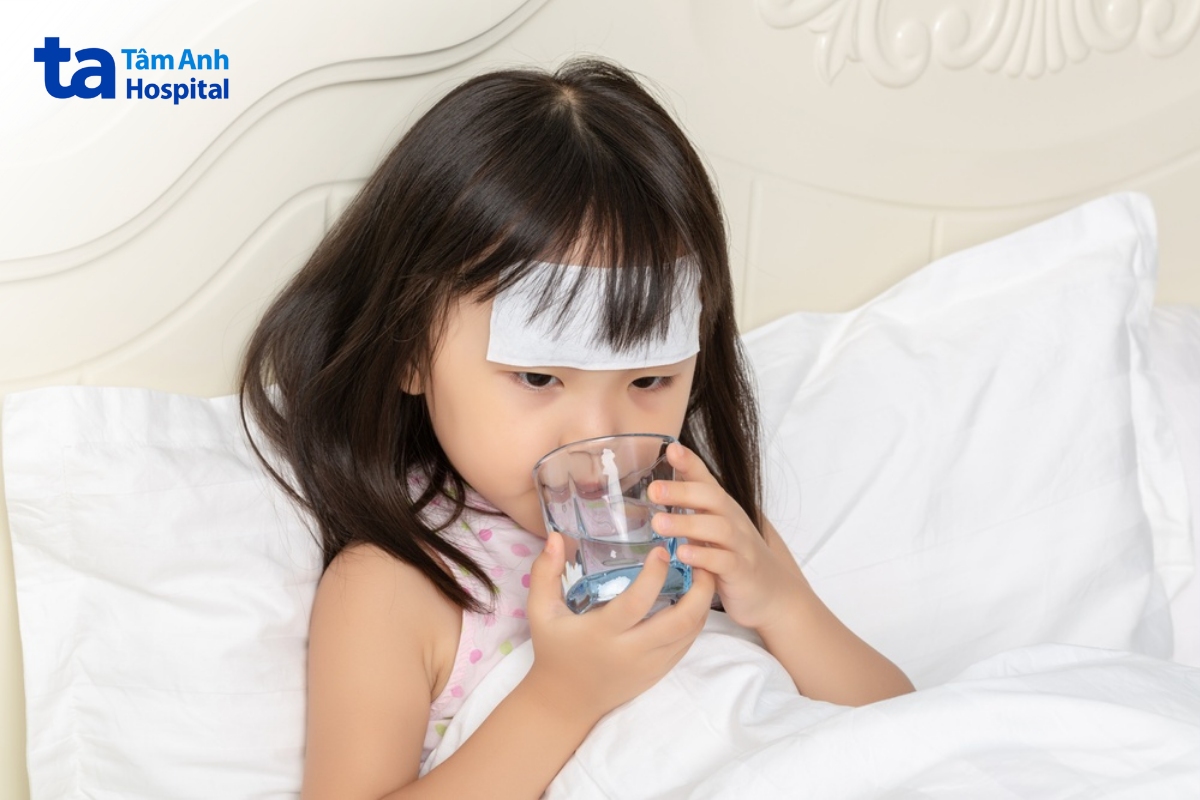 cho trẻ uống nước lọc đều đặn khi sốt