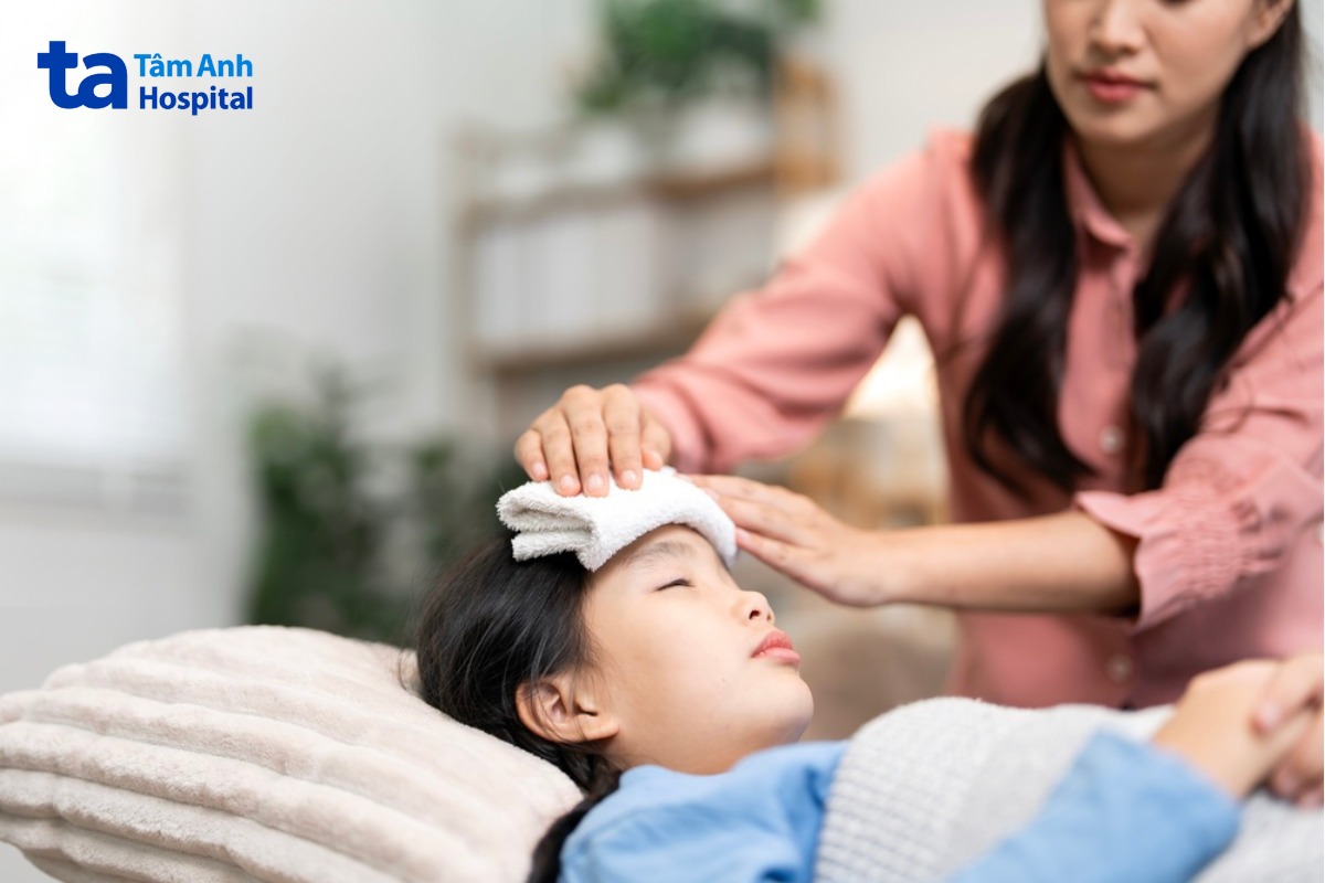 chườm khăn ấm giảm sốt