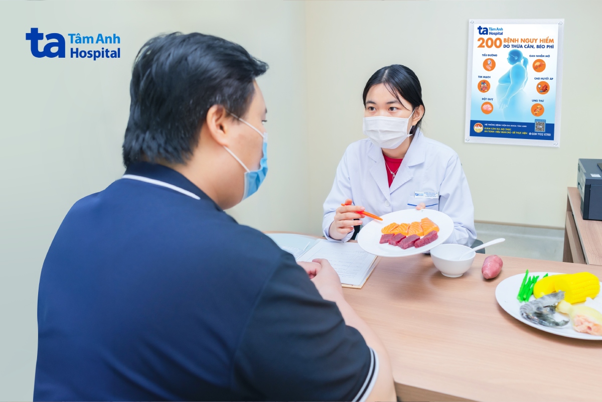 Chuyên viên dinh dưỡng tư vấn chế độ ăn phù hợp cho anh Hùng. Ảnh: Bệnh viện Đa khoa Tâm Anh