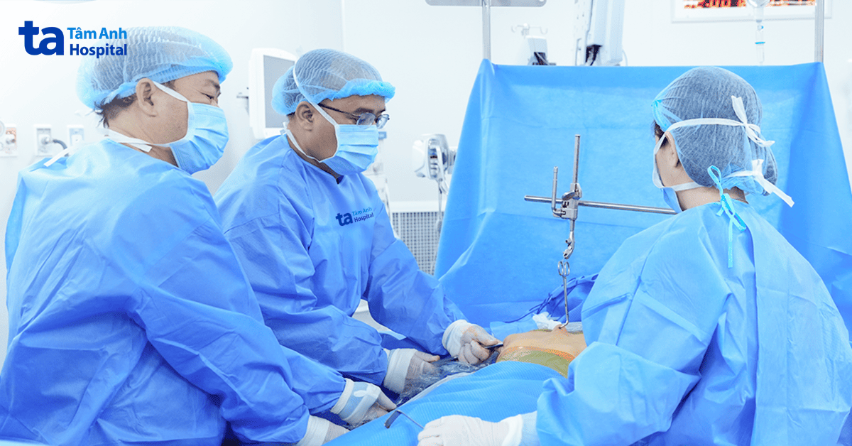 Đặt thanh nâng lồng ngực lõm sâu cho thiếu niên 16 tuổi