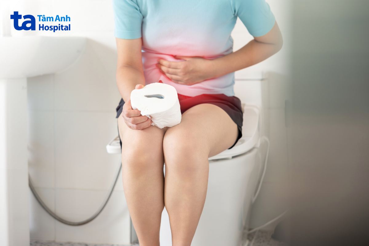 Người bệnh đau bụng và đi ngoài do tiêu chảy kéo dài.
