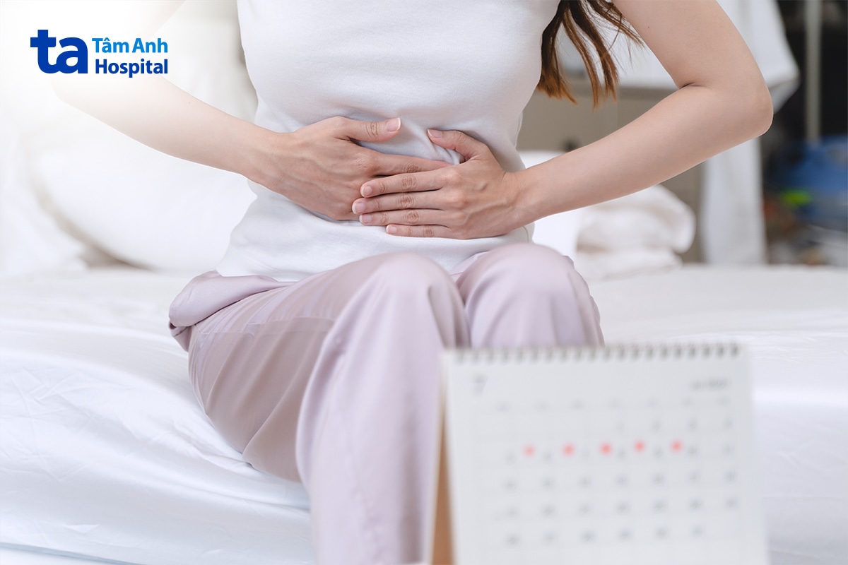 Đau bụng kinh có thể đi kèm rối loạn chu kỳ ở tuổi dậy thì.