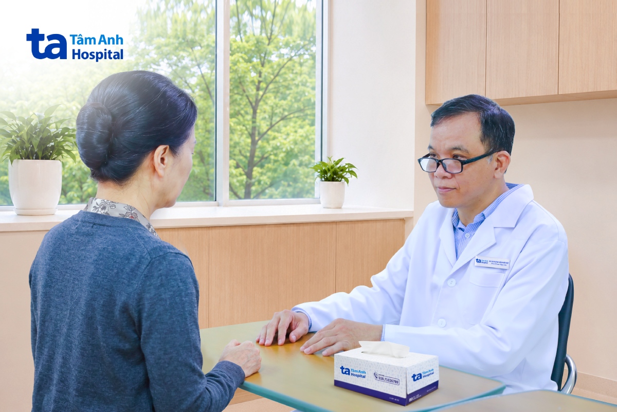 Bác sĩ Mười Một tư vấn tình trạng bệnh của bà Tím cho người nhà.