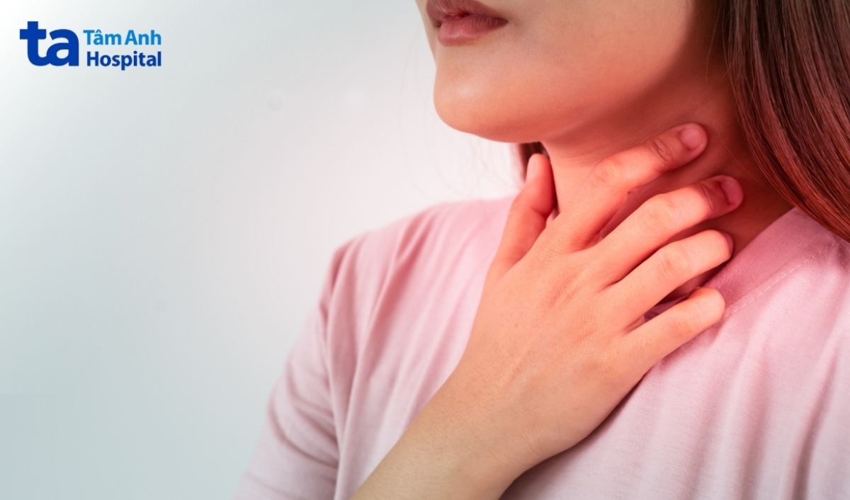 viêm amidan kéo dài gây đau họng và sốt