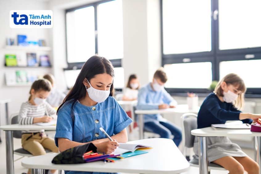 Đeo khẩu trang khi có dịch bệnh bùng phát giúp giảm sự lây lan của virus sởi