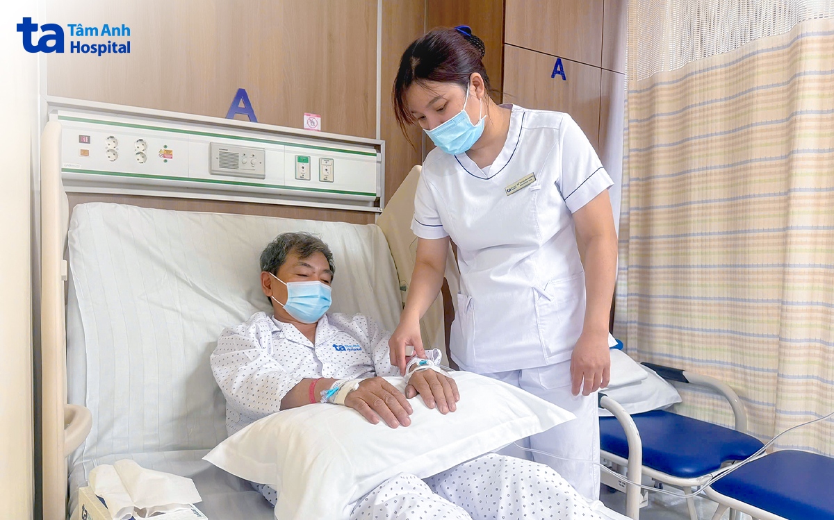 điều dưỡng chăm sóc ông Đức sau mổ