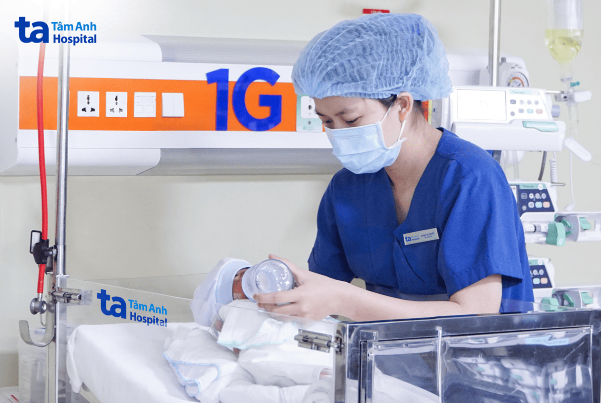 điều dưỡng cho bé tập bú tại đơn vị hồi sức sơ sinh