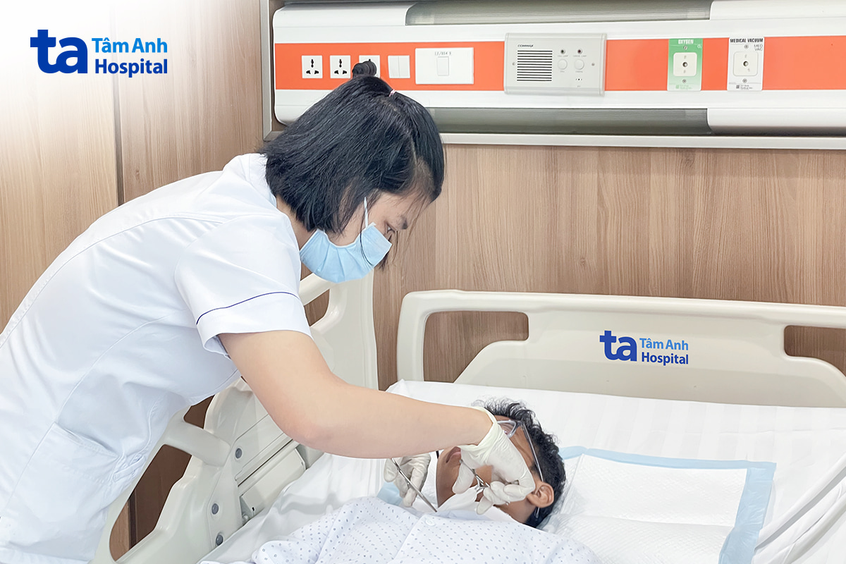 Điều dưỡng thay băng cho người bệnh sau mổ