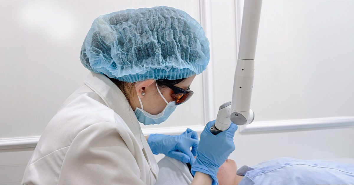 Xóa chân mày bằng laser sau khi mực phun đổi sang màu xanh