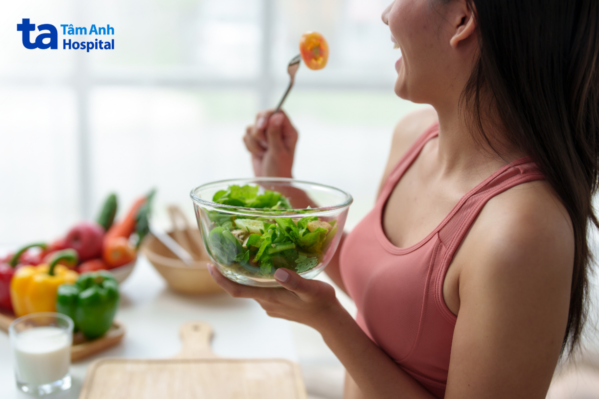 Chế độ ăn lành mạnh hỗ trợ chăm sóc sức khỏe gan mật.