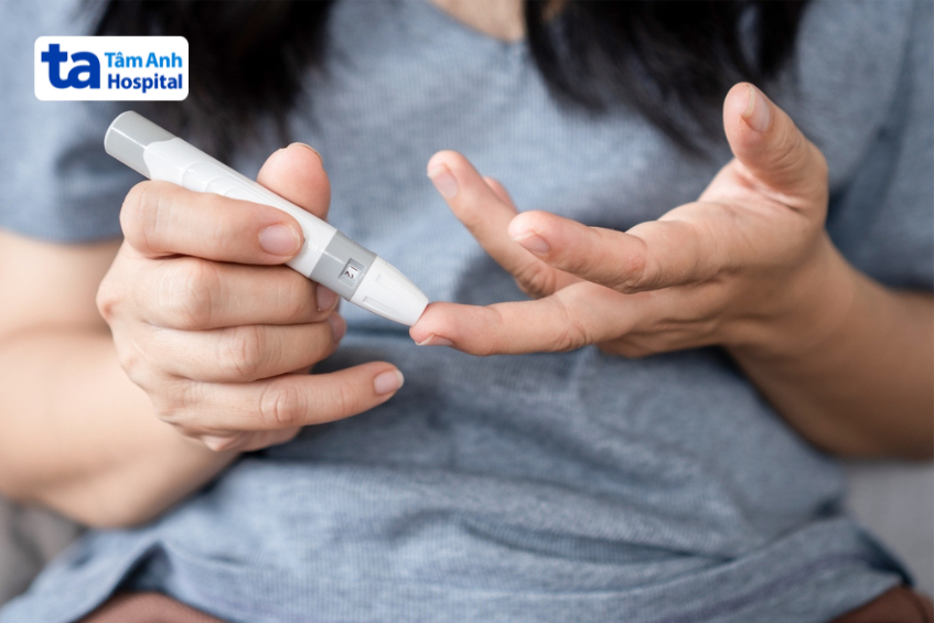đo đường huyết sáng sớm giúp người bệnh tiểu đường theo dõi hiệu quả kiểm soát đường huyết
