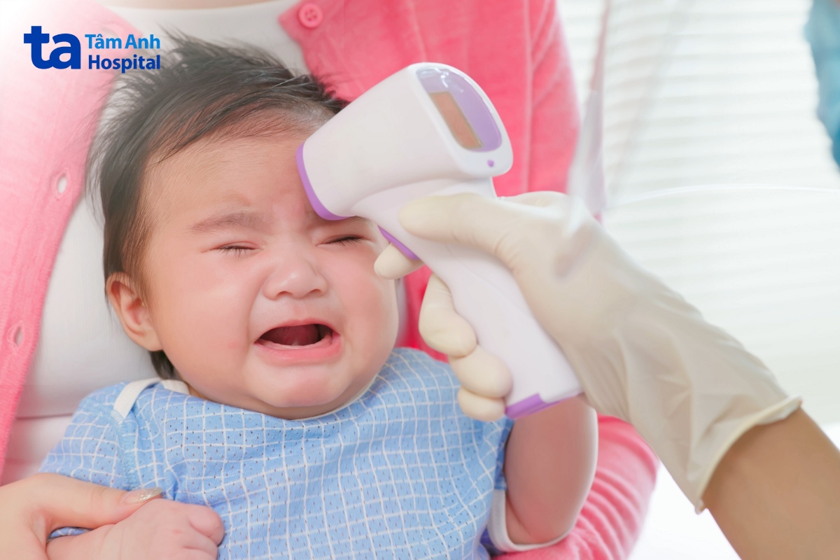 đo nhiệt độ cơ thể trẻ thường xuyên