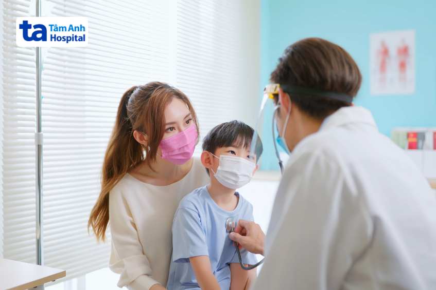 Cần liên hệ ngay với phụ huynh để đưa trẻ đến bệnh viện thăm khám khi nghi ngờ trẻ bị sốt xuất huyết