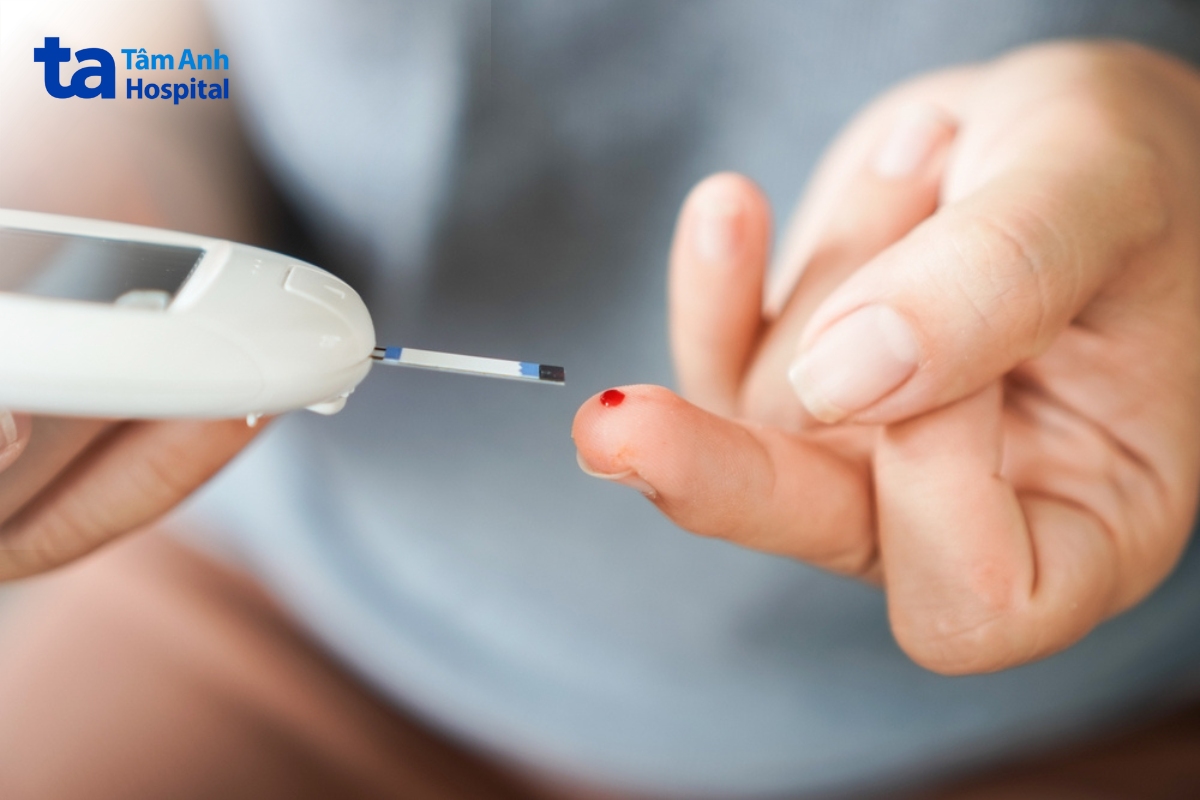 dùng máy đo đường huyết cần thực hiện đúng quy trình để đảm bảo kết quả