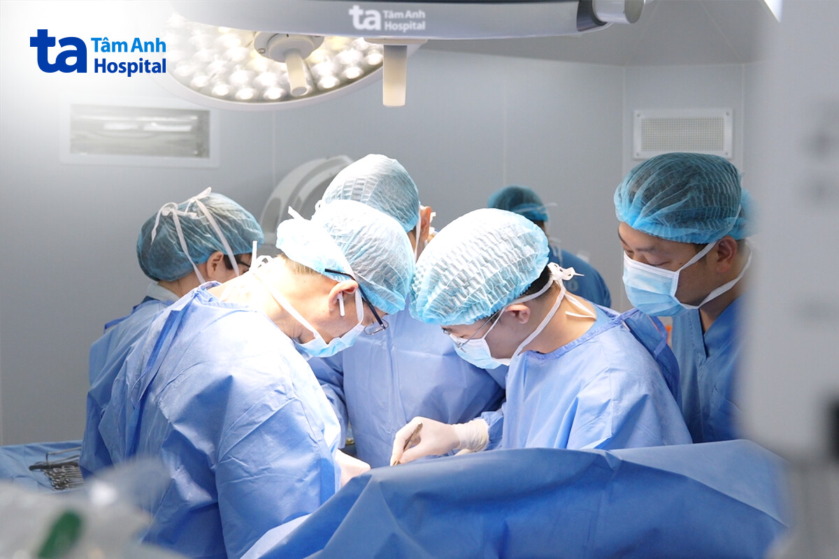 ê kíp phẫu thuật đóng ống phúc tinh mạc cho trẻ