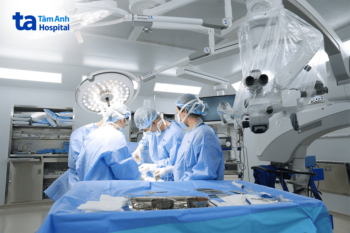 êkip bác sĩ đang phẫu thuật tìm tinh trùng cho người bệnh