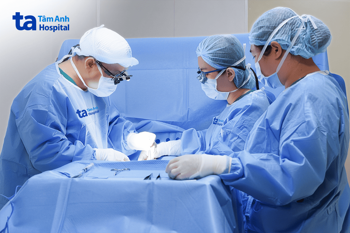 êkíp bác sĩ phẫu thuật cho thành