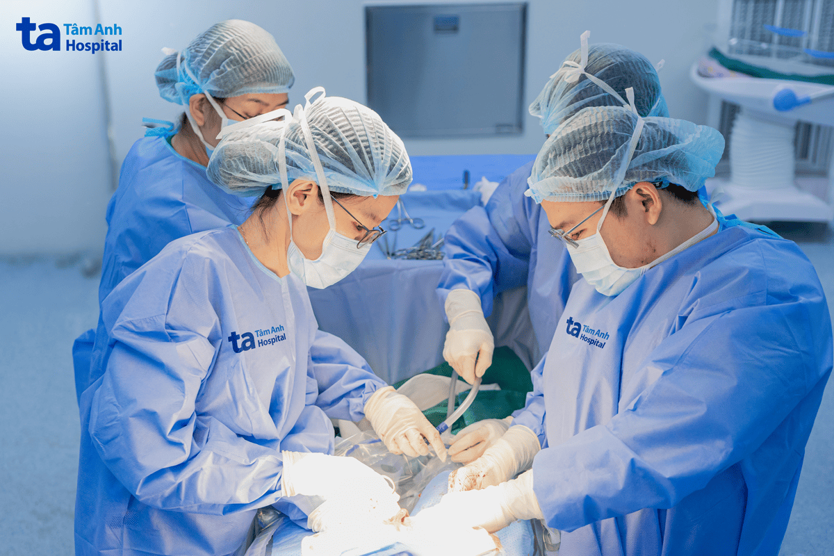 êkíp bác sĩ sản khoa mổ lấy thai