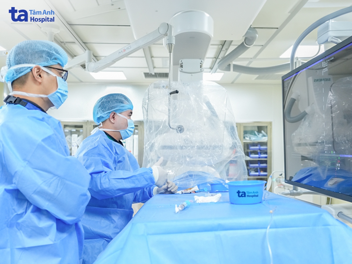 ekip bác sĩ can thiệp lấy huyết khối