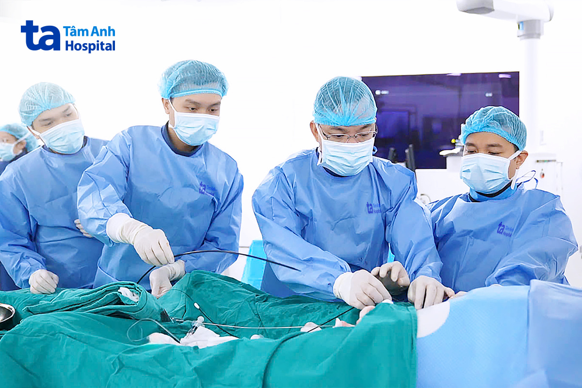 Êkíp can thiếp cấp cứu nhồi máu cơ tim cho người bệnh