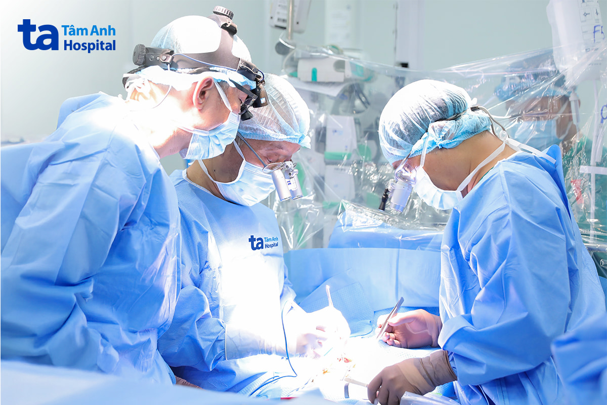 Êkíp phẫu thuật sửa van tim kết hợp bắc cầu mạch vành cho bệnh nhân