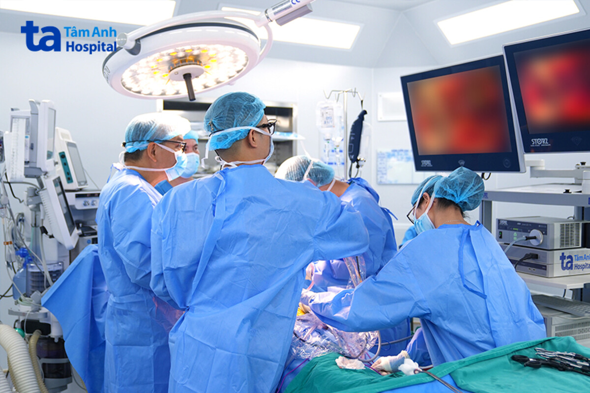 Êkíp phẫu thuật tràn dịch màng phổi cho người bệnh