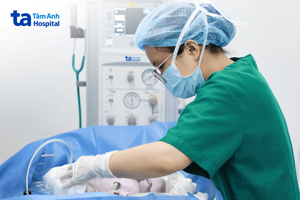 bé trai chào đời khỏe mạnh, êkíp sơ sinh kiểm tra chưa ghi nhận bất thường