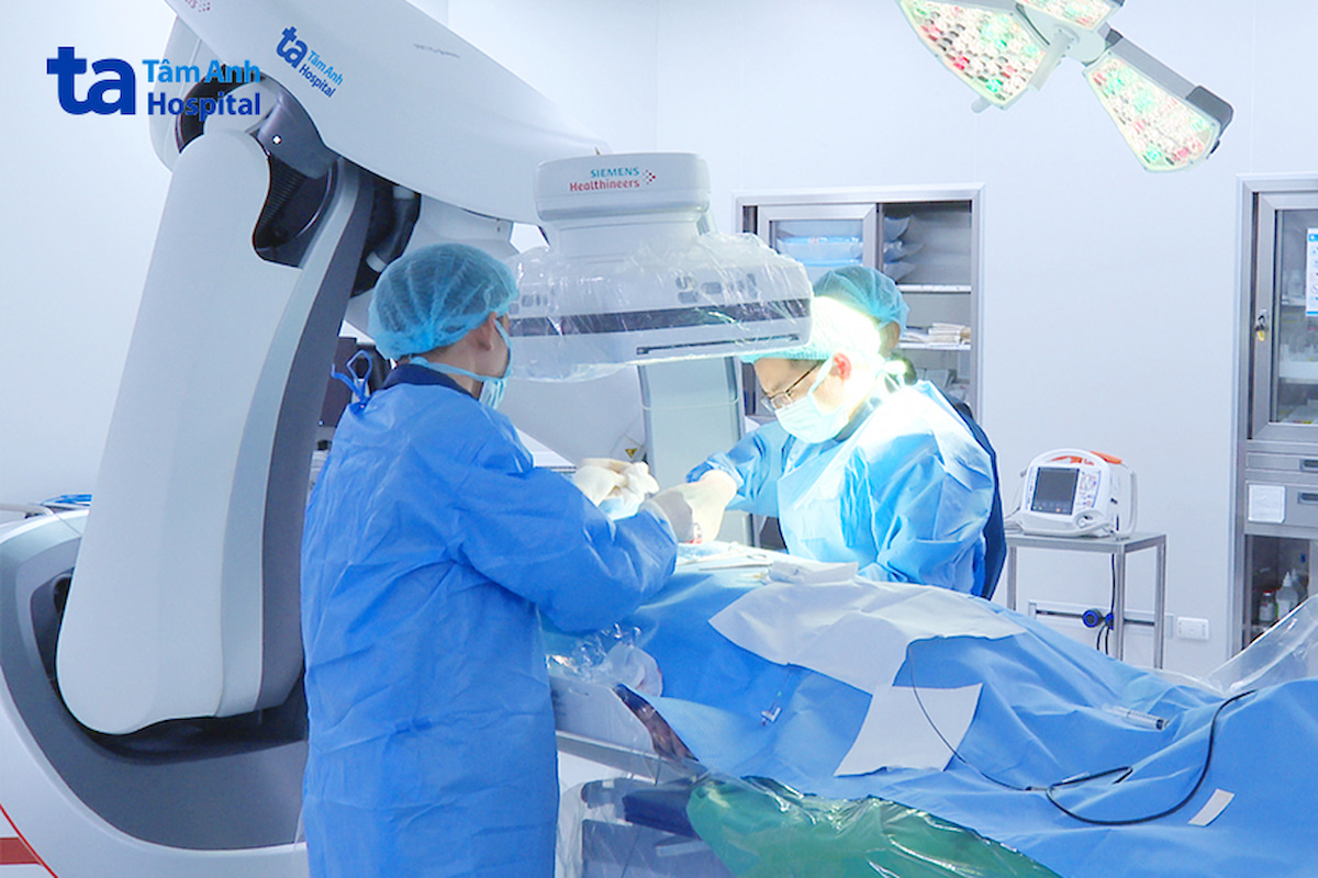 Êkíp thực hiện cấy máy phá rung tự động (ICD) cho người bệnh