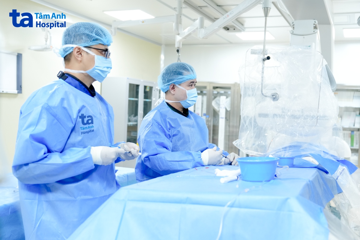 ekip tiến hành mổ thận