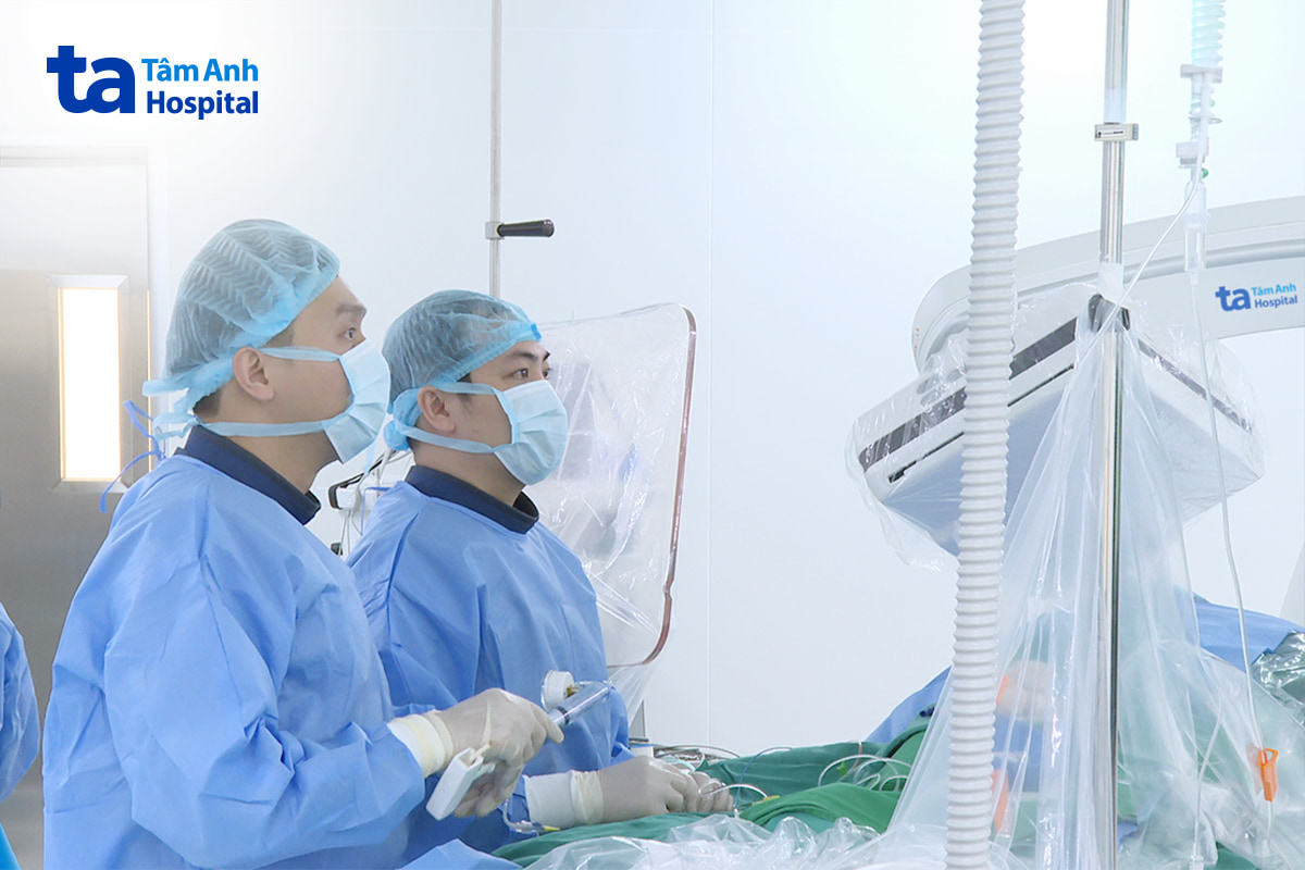 Êkíp tiến hành tái thông các động mạch vành bị tắc hẹp nặng, giúp khôi phục dòng máu nuôi tim cho người bệnh