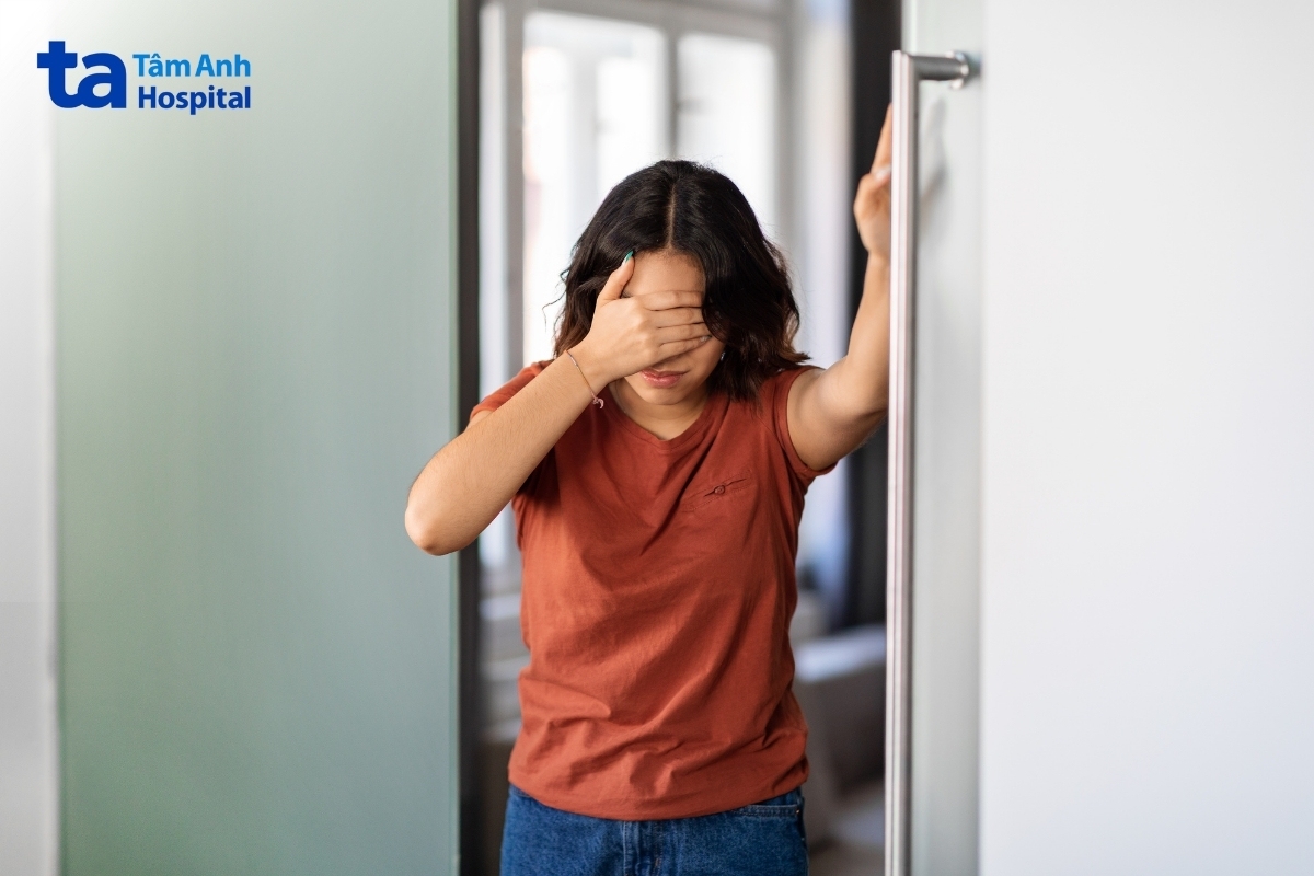 gây vã mồ hôi, run tay chân, tim đập nhanh, chóng mặt, buồn nôn, đói cồn cào,..