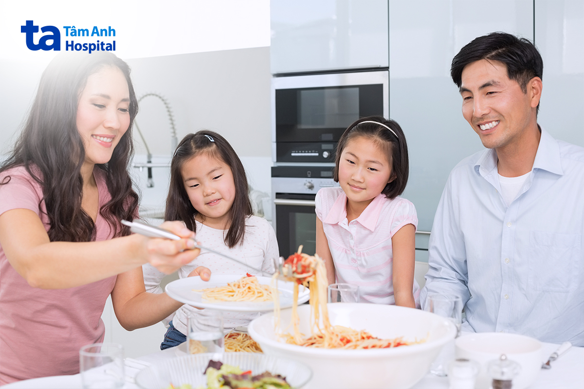Gia đình cùng dùng bữa và chăm sóc trẻ tuổi dậy thì