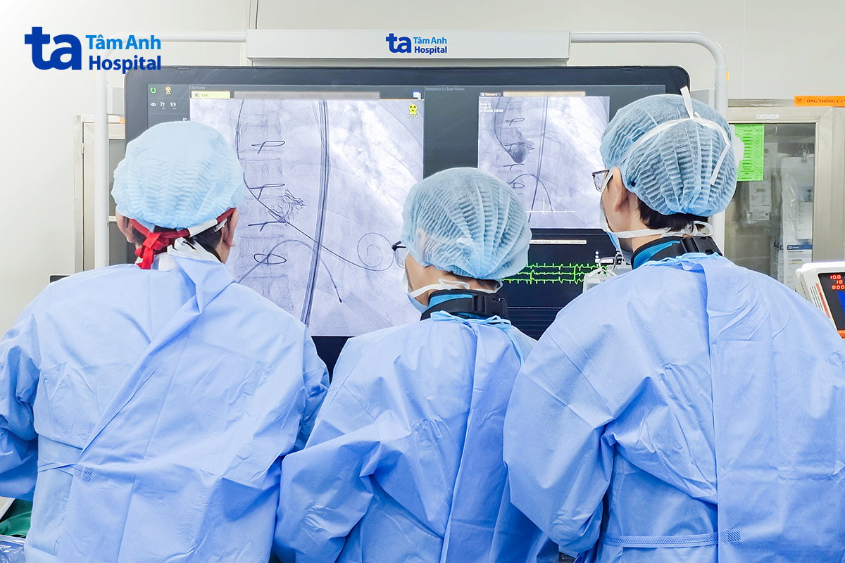 Giáo sư Nhân (ngoài cùng bên trái) cùng êkíp cấy van động mạch chủ qua ống thông cho bệnh nhân