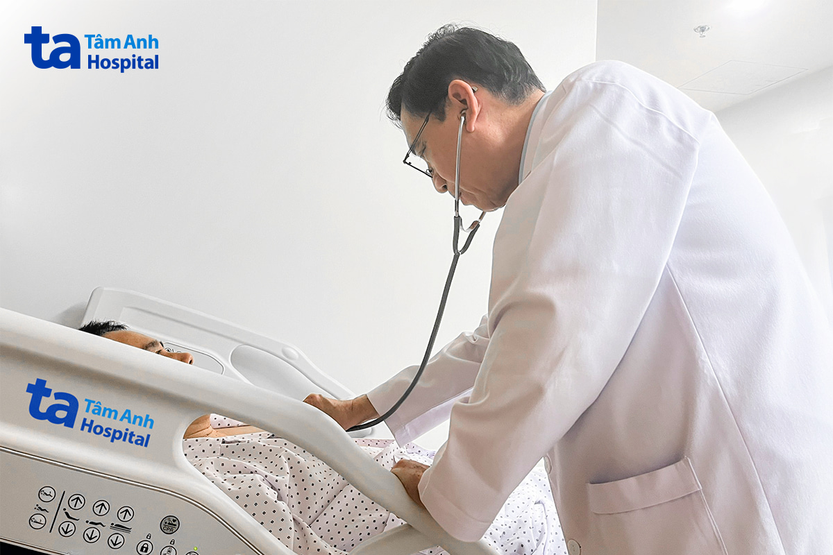Giáo sư Võ Thành Nhân khám cho bệnh nhân trước khi xuất viện