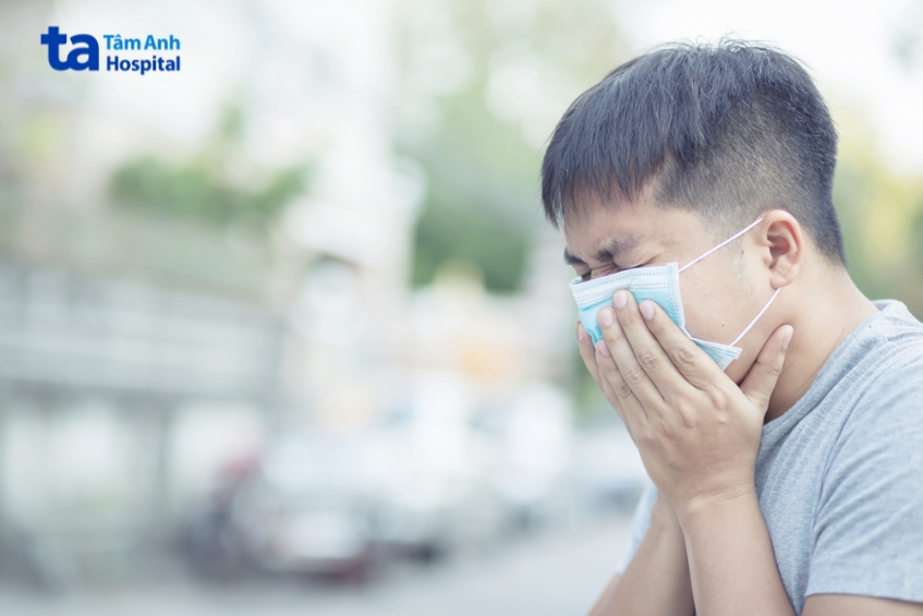 ho kéo dài, ho ra máu hoặc ho kèm khó thở, đau ngực không rõ nguyên nhân, người bệnh nên đặc biệt lưu ý