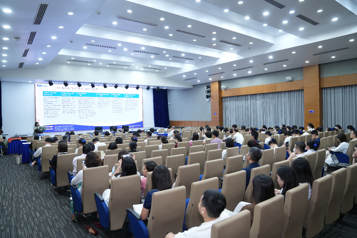 Đông đảo bác sĩ tham dự hội thảo thoái hóa khớp
