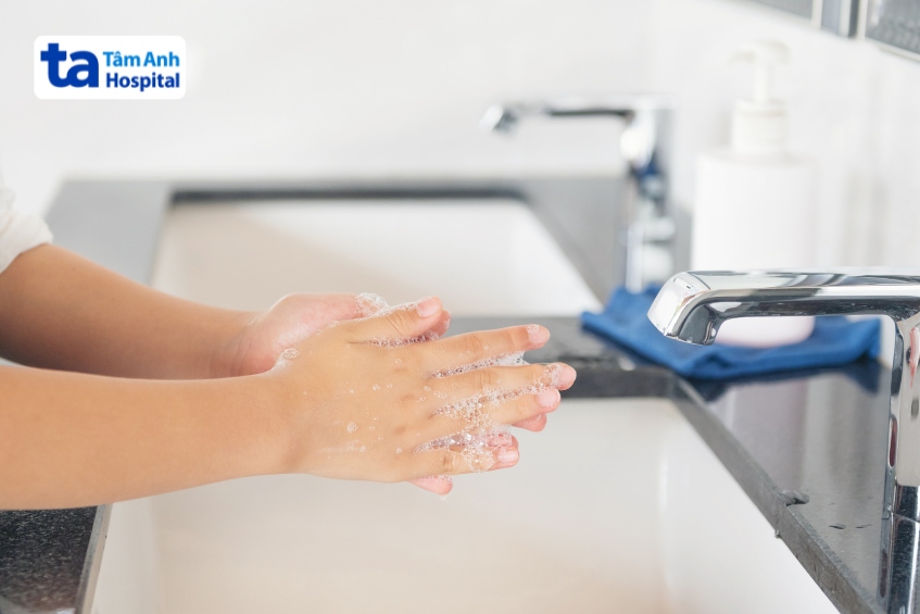 Hướng dẫn trẻ rửa tay đúng cách với xà phòng và nước sạch để loại bỏ vi khuẩn, virus bám trên tay